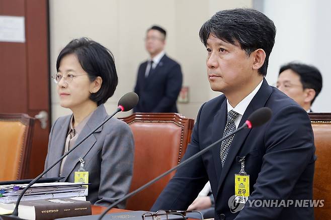 전현정·윤광일 선관위원 후보자 인사청문회 (서울=연합뉴스) 신현우 기자 = 전현정(왼쪽)·윤광일 중앙선거관리위원회 위원 후보자가 26일 국회 행정안전위원회 전체회의에서 열린 인사청문회 시작을 기다리고 있다. 2026.3.26 nowwego@yna.co.kr