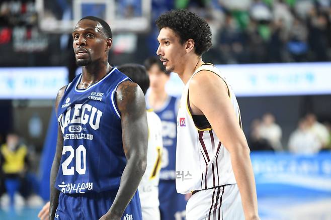 가스공사의 라건아와 LG의 갤러웨이 [KBL 제공. 재판매 및 DB 금지]