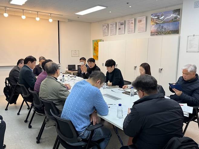 용인특례시가 지역내 리모델링주택조합 현장을 방문해 관계자들과 의견을 교환했다.&nbsp;사진=용인시