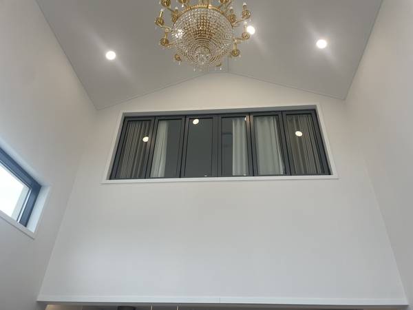 집 내부는 천장을 턴 수직 개방 공간이다. 2층 접이식 창문을 닫으면 자녀 방, 열면 1층 거실과 연결하는 통로가 된다. /이미지 기자