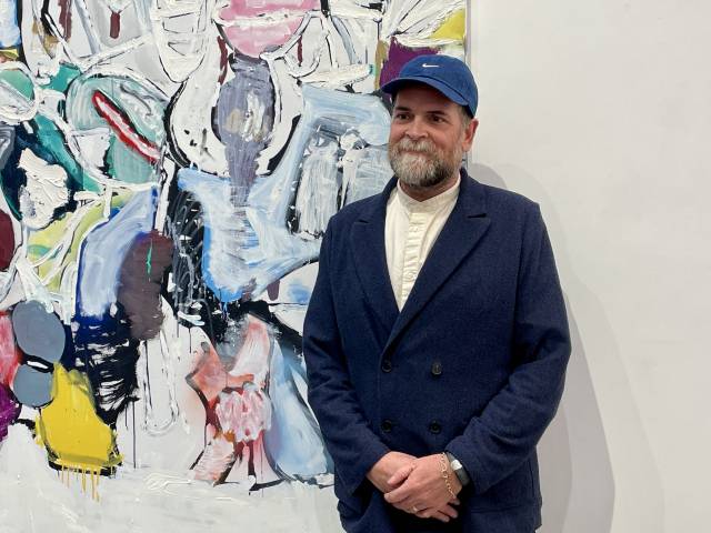 자신의 작품 앞에 선 에디 마르티네즈 작가. 이연정 기자