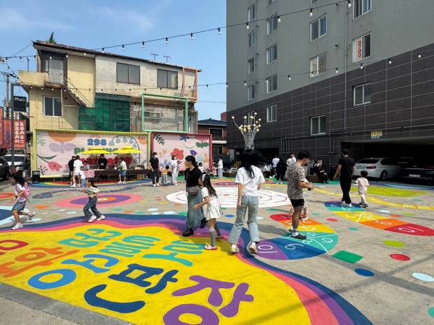 포항문화재단 원도심 꿈틀로 일대에서 펼쳐지고 있는 문화공판장 행사 모습. 포항문화재단 제공