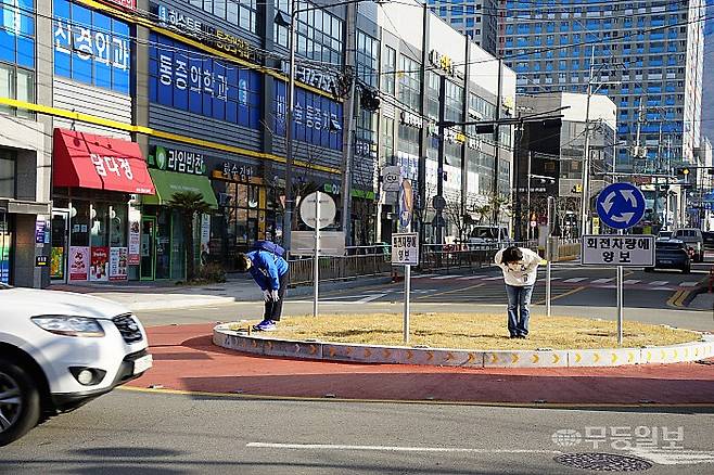 지난 23일 오전 화순 고인돌시장 인근에서 화순군의회 의원 예비후보들이 유세활동 중이다.