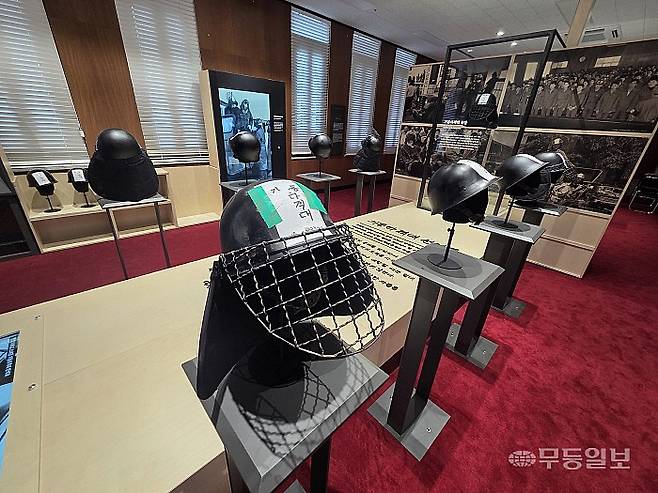 5·18민주화운동 당시 모습으로 복원된 광주 동구 옛 전남도청이 지난달 28일 시민들에게 임시 공개됐으며 오는 5월 정식 개관을 앞두고 있다. 사진은 시민군 기동타격대원들 복장을 재현한 도청 본관 2층 기획관리실장실의 모습. 박소영기자 psy1@mdilbo.com