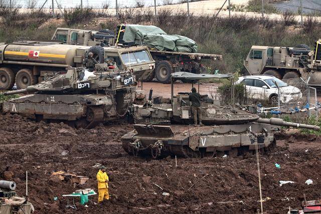 26일 이스라엘과 레바논 국경 지대에서 이스라엘 탱크들이 작전을 수행하고 있다. [사진=EPA 연합뉴스]