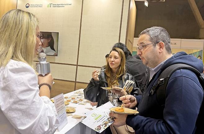 바르셀로나 국제식품박람회 한국관 시식모습 [사진=한국농수산식품유통공사]