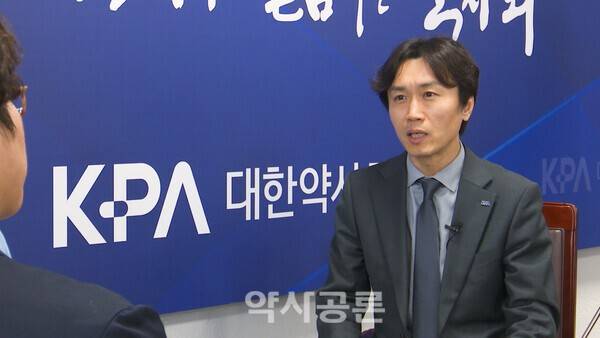 '청소년 약물 오남용'에 대해 오인석 부회장이 인터뷰를 하고 있다. 약사공론DB