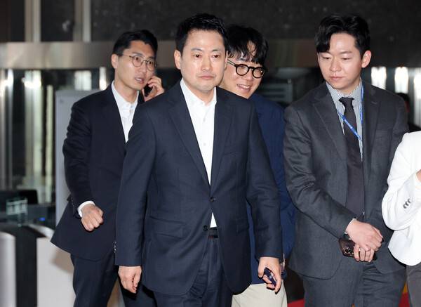 국민의힘 장동혁 대표가 27일 외부 일정을 마치고 국회로 들어서며 취재진의 질문을 받고 있다. 2026.3.27. 연합뉴스