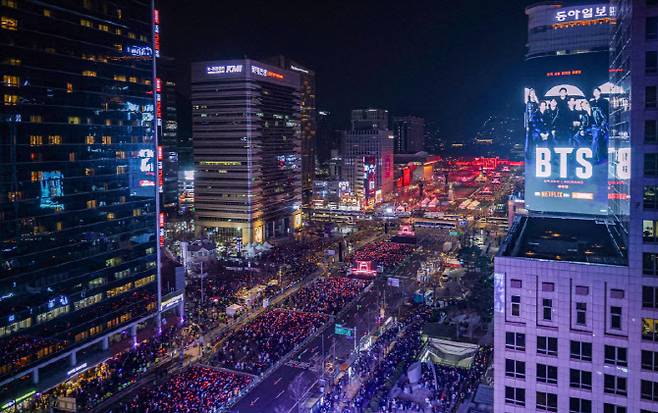 그룹 방탄소년단(BTS)이 지난 21일 서울 광화문 광장에서 정규 5집 아리랑(ARIRANG) 발매를 기념해 무료 공연 BTS 컴백 라이브: 아리랑(BTS THE COMEBACK LIVE|ARIRANG)을 열고 있다. 사진=연합뉴스