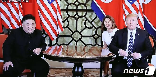 2019년 2월 28일 트럼프 미국 대통령과 김정은 북한 노동당 총비서가 베트남 하노이의 소피텔 레전드 메트로폴 호텔에서 확대 정상회담을 하는 모습이 TV에 중계되고 있다. 트럼프 대통령 뒤로 이연향 통역사의 모습이 보인다.(YTN 캡쳐) 2019.2.28 ⓒ 뉴스1 송원영 기자