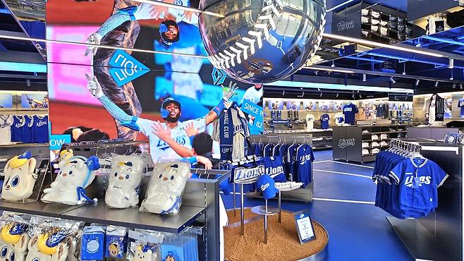 카카오엔터테인먼트의 팬 플랫폼 '베리즈'가 삼성 라이온즈 팀스토어 오프라인몰을 열었다고 27일 밝혔다. (카카오엔터 제공)