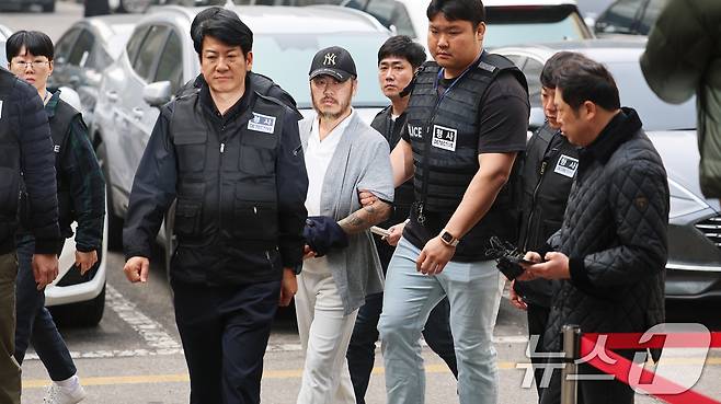 '마약왕' 박왕열(48)이 27일 경기 의정부시 의정부지방법원에서 열린 구속 전 피의자심문(영장실질심사)에 출석하고 있다.  ⓒ 뉴스1 오대일 기자