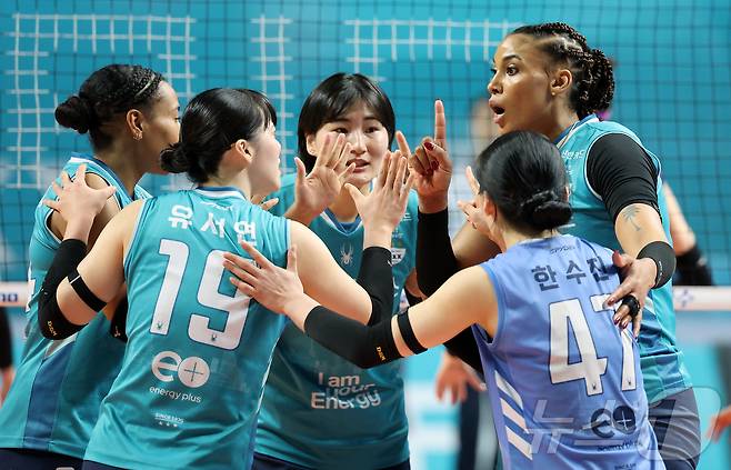 24일 오후 서울 중구 장충체육관에서 열린 2025-26 V리그 여자부 준플레이오프 GS칼텍스와 흥국생명의 경기, GS칼텍스 실바가 4세트 득점에 성공한 뒤 동료들과 기쁨을 나누고 있다. 2026.3.24 ⓒ 뉴스1 김진환 기자