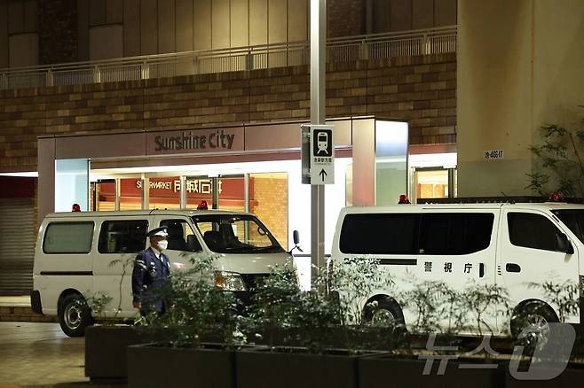 26일 한 남성이 전 여자친구를 흉기로 살해하는 사건이 발생한 일본 도쿄 이케부쿠로의 상업 시설 '선샤인 시티' 밖에 경시청 차량이 주차된 모습. 2026.03.26 ⓒ 신화=뉴스1