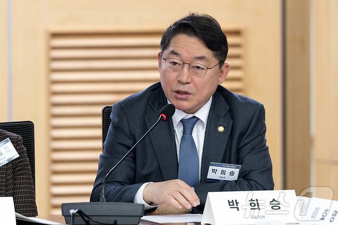 박희승 더불어민주당 의원이 27일 서울 여의도 국회 의원회관에서 'K-의료기기 AI로 미래를 설계하다'를 주제로 열린 K-헬스케어 의료기기 활성화 포럼에 참석해 인사말하고 있다. 2026.3.27 ⓒ 뉴스1 이승배 기자