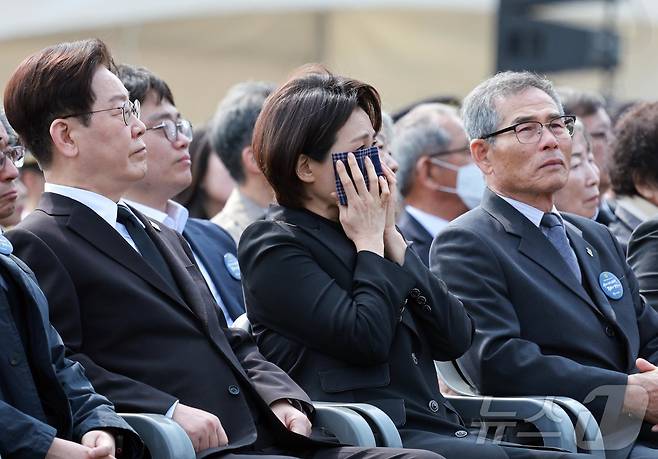 김혜경 여사가 27일 국립대전현충원에서 열린 제11회 서해수호의 날 기념식에서 영상을 보며 눈물을 흘리고 있다. 2026.3.27 ⓒ 뉴스1 허경 기자