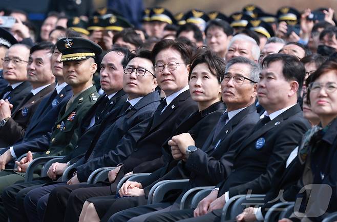 이재명 대통령과 김혜경 여사가 27일 국립대전현충원에서 열린 제11회 서해수호의 날 기념식에서 공군 특수비행팀 블랙이글스의 기념비행을 보고 있다. 2026.3.27 ⓒ 뉴스1 허경 기자