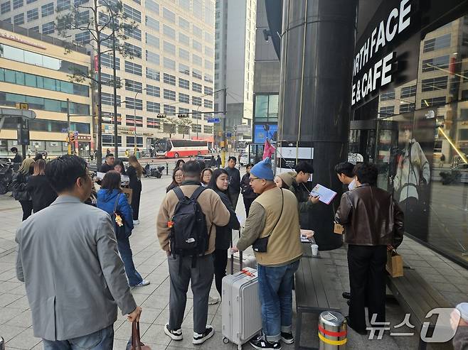 여주 프리미엄 아울렛 원데이 투어를 위해 명동에 모인 외국인 관광객들. 2026.3.27 ⓒ 뉴스1 박혜연 기자