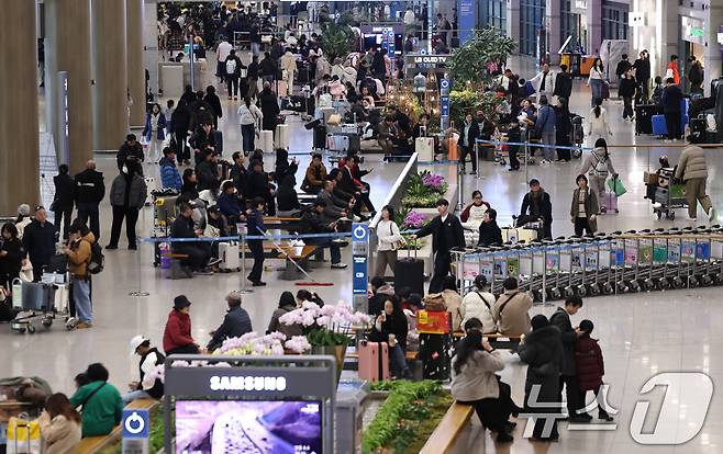 여행객들로 북적이는 인천국제공항.(사진은 기사 내용과 무관함) 2026.2.18 ⓒ 뉴스1 구윤성 기자