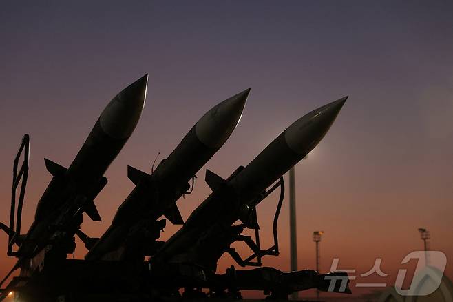 12일(현지시간) 이란 테헤란에 위치한 이슬람혁명수비대(IRGC) 항공우주군 박물관에 미사일이 전시돼 있다. ⓒ 로이터=뉴스1