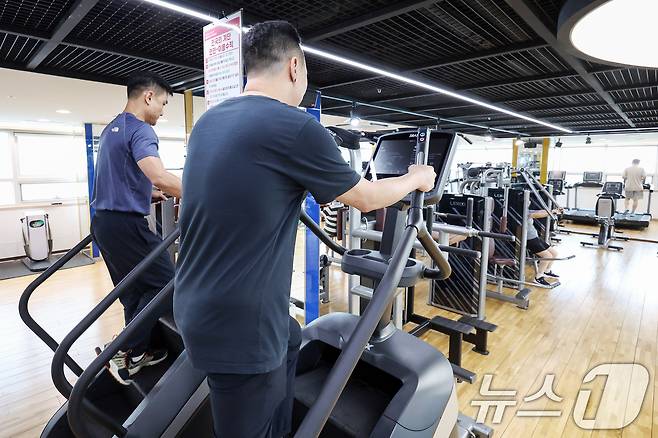 서울의 한 스포츠센터에서 시민들이 운동을 하고 있다. 2025.6.30 ⓒ 뉴스1 민경석 기자
