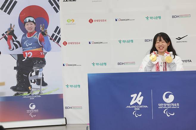 처음 출전한 2026 밀라노·코르티나담페초 동계 패럴림픽에서 5개 메달을 거머쥐며 한국 장애인 체육의 ‘간판스타’로 거듭난 김윤지가 26일 서울 송파구 올림픽회관에서 열린 대한민국 선수단 MVP 기자회견에서 포즈를 취하고 있다. 사진 | 올림픽회관=연합뉴스