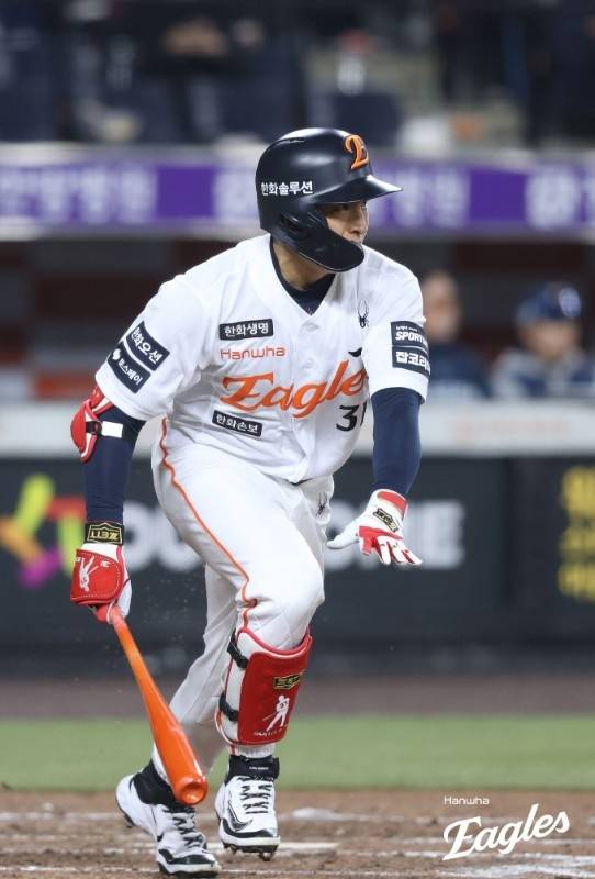 손아섭이 23일 대전 한화생명 볼파크에서 열린 2026 KBO리그 시범경기 NC전에서 안타를 치고 있다. 사진 | 한화 이글스