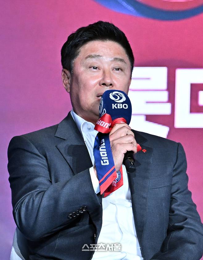 롯데 김태형 감독이 26일 서울 송파구 롯데호텔 월드에서 진행된 2026 KBO 미디어데이 행사에서 사회자의 질문에 답을 하고 있다. 2026. 3. 26.  박진업 기자 upandup@sportsseoul.com