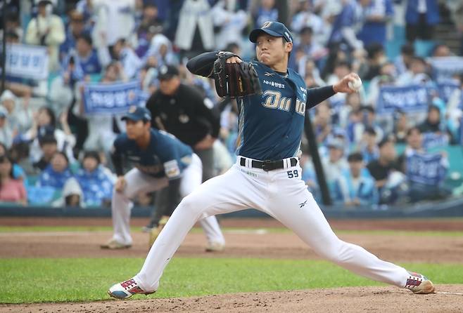 6일 대구 삼성라이온즈파크에서 열린 2025 KBO 포스트시즌 와일드카드 1차전 삼성과 NC의 경기. NC 선발투수 구창모가 1회말 역투를 하고 있다. 사진 | 대구=연합뉴스