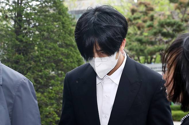 ‘병역법 위반 혐의’ 첫 공판 출석하는 라비      (서울=연합뉴스) 류효림 기자 =  허위 뇌전증으로 병역 의무를 회피하려 한 혐의로 재판에 넘겨진 래퍼 라비(30·본명 김원식)가 서울 양천구 서울남부지방법원에서 열린 첫 공판에 출석하고 있다. 2023.4.11 [공동취재]      ryousanta@yna.co.kr  (끝)   <저작권자(c) 연합뉴스, 무단 전재-재배포 금지>