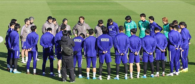 코트디부아르전을 앞둔 한국 축구 국가대표팀의 홍명보 감독이 26일(현지시간) 영국 런던 북서쪽 밀턴 케인즈 MK돈스 훈련장에서 본격적인 팀 훈련에 앞서 선수들을 지도하고 있다. 사진 | 밀턴 케인즈=연합뉴스