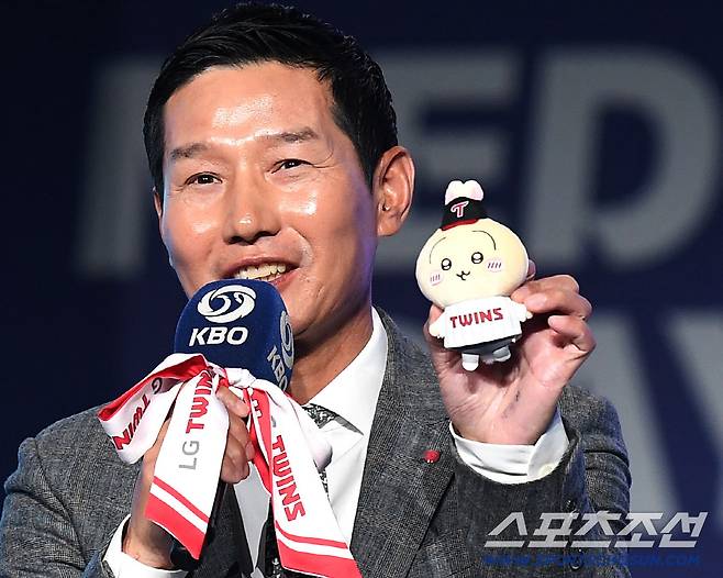26일 롯데호텔월드에서 열린 KBO리그 미디어데이&팬페스트. LG 트윈스 히트상품 소개하는 염경엽 감독. 잠실=송정헌 기자songs@sportschosun.com/2026.03.26/