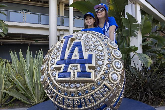 epa12696107 Dodger fans pose with a giant World Series ring during Dodgerfest, an event for fans and the media featuring live entertainment, behind-the-scenes experiences and a stage presentation by the back-to-back World Series Champions, at Dodger Stadium in Los Angeles, California, USA, 31 January 2026. EPA/JILL CONNELLY
<저작권자(c) 연합뉴스, 무단 전재-재배포, AI 학습 및 활용 금지>