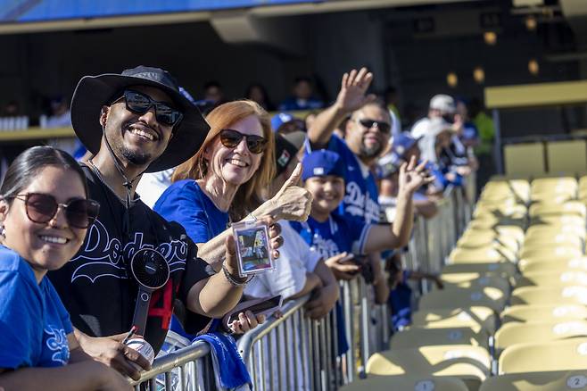 epa12696066 Fans in the stands watch the events during Dodgerfest, an event for fans and the media featuring live entertainment, behind-the-scenes experiences and a stage presentation by the back-to-back World Series Champions at Dodger Stadium in Los Angeles, California, USA, 31 January 2026. EPA/JILL CONNELLY
<저작권자(c) 연합뉴스, 무단 전재-재배포, AI 학습 및 활용 금지>