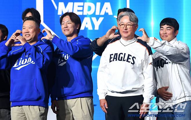 26일 롯데호텔월드에서 열린 KBO리그 미디어데이&팬페스트. 포즈를 취하고 있는 삼성 박진만 감독과, 한화 김경문 감독. 잠실=송정헌 기자songs@sportschosun.com/2026.03.26/