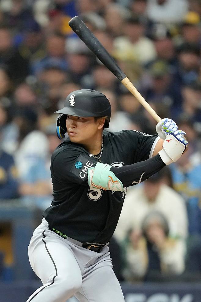 MILWAUKEE, WISCONSIN - MARCH 26: Munetaka Murakami #5 of the Chicago White Sox bats against the Milwaukee Brewers in the second inning during his MLB debut on Opening Day at American Family Field on March 26, 2026 in Milwaukee, Wisconsin. Patrick McDermott/Getty Images/AFP (Photo by Patrick McDermott / GETTY IMAGES NORTH AMERICA / Getty Images via AFP)
<저작권자(c) 연합뉴스, 무단 전재-재배포, AI 학습 및 활용 금지>