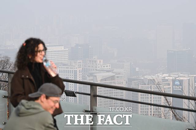 초미세먼지 주의보가 발령된 27일 오전 서울 중구 남산공원에서 바라본 도심지역이 뿌옇게 보이고 있다. /김성렬 기자