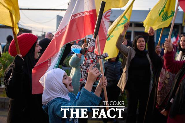 장난감 총을 들고 이슬람 공화국 연대 시위에 참가한 여성.