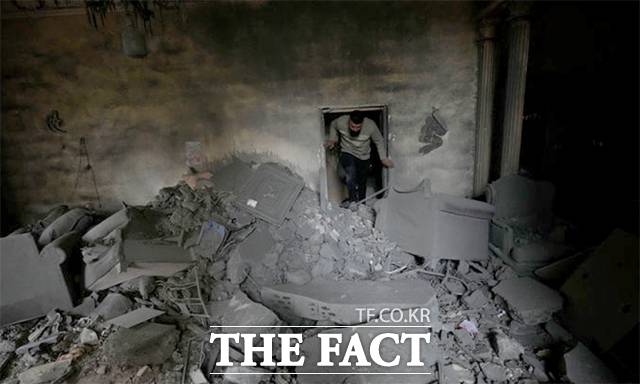 한 남성이 26일(현지시간) 레바논 남부 항구 도시 티레에서 이스라엘 공습으로 파괴된 아파트를 살피고 있다.