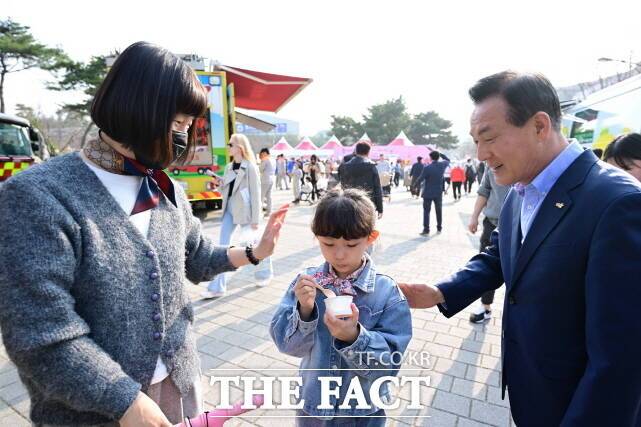 백성현 논산시장이 딸기축제장을 찾은 어린이 관광객에게 이야기하고 있다. /논산시