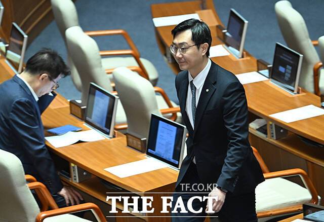 여성 보좌진을 성추행한 혐의로 검찰에 넘겨진 장경태 무소속 의원이 27일 사회관계망서비스(SNS)에 "제대로 된 수사가 이뤄지지 않았다. 오늘 경찰의 송치 결정에 결코 동의할 수 없다"고 적었다. 사진은 20일 국회에서 열린 본회의에 참석한 장 의원. /박헌우 기자