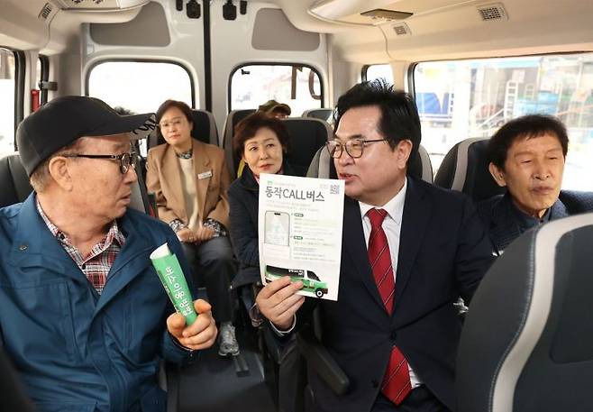 박일하 동작구청장이 사당4동 주민들과 함께 동작CALL버스를 시승하고 있다. 동작구 제공.