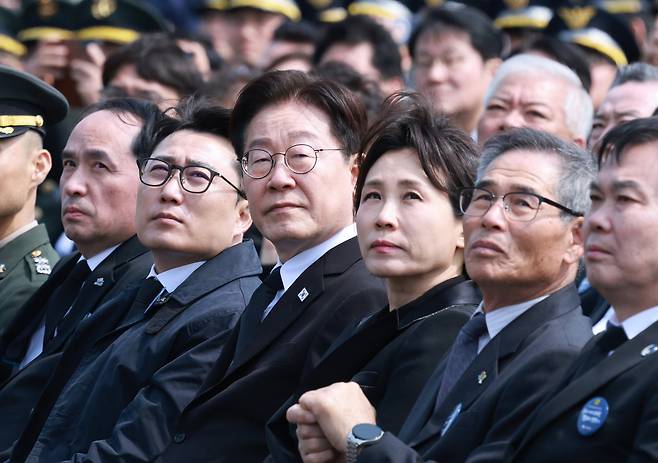 이재명 대통령과 김혜경 여사가 27일 국립대전현충원에서 열린 제11회 서해수호의 날 기념식에서 공군 특수비행팀 블랙이글스의 기념비행을 보고 있다. 2026.3.27 ⓒ 뉴스1 허경 기자