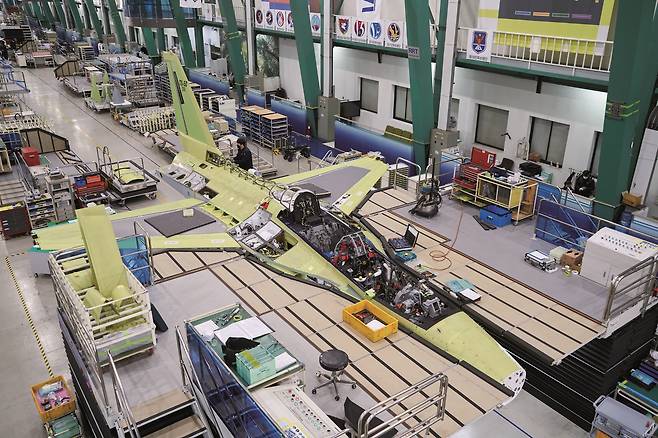 경남 사천시에 위치한 KAI 고정익동 내부 TA-50 생산라인 전경./KAI 제공