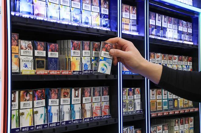 1월 15일 서울 시내 편의점에 진열된 담배. /조선DB