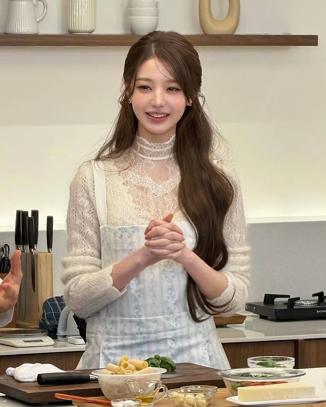 장원영의 안성재 유튜브 반묶음 스타일. 인스타그램 @for_everyoung10