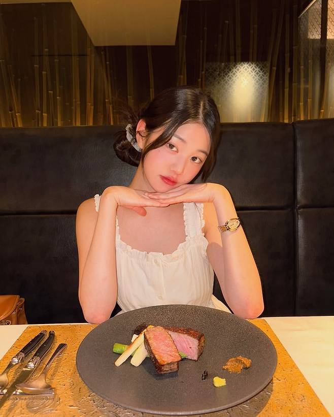 장원영의 청순한 로우 번 헤어. 인스타그램 @for_everyoung10