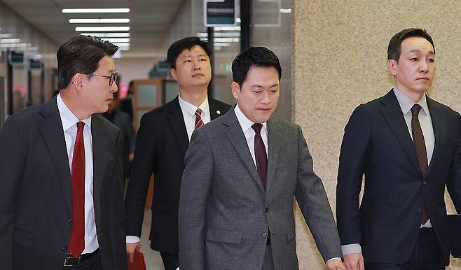 국민의힘 장동혁 대표가 26일 국회에서 열린 최고위원회의에 참석하기 위해 최고위원들과 회의실로 향하고 있다. 연합뉴스