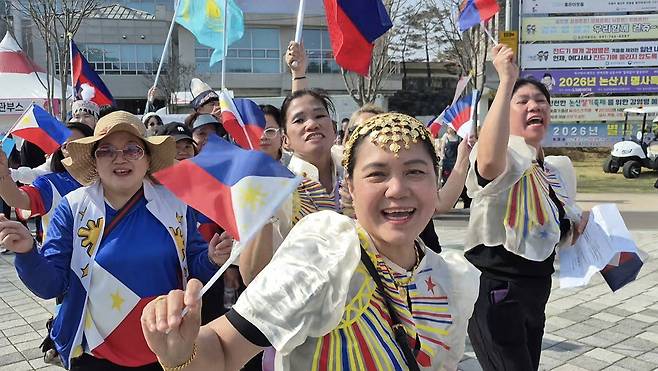 '2026 논산딸기축제'가 개막 첫날부터 전국에서 구름처럼 몰려든 인파로 인산인해를 이루며 'K-딸기'의 저력을 유감없이 증명한 가운데 축제의 백미인 '글로벌 퍼레이드'에 참여한 외국인들이 축제를 즐기고 있다. 정종만 기자