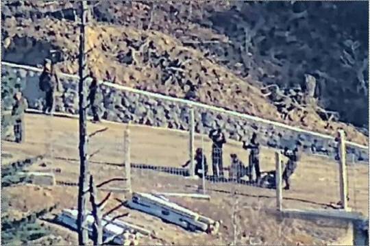 지난해 전선지역 절책을 설치 중인 북한군 모습. 연합뉴스